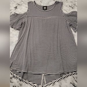 Bobeau Peep Shoulder Top